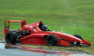 Cristian Álvez no pudo terminar la primera final de la Fórmula Renault 2.0