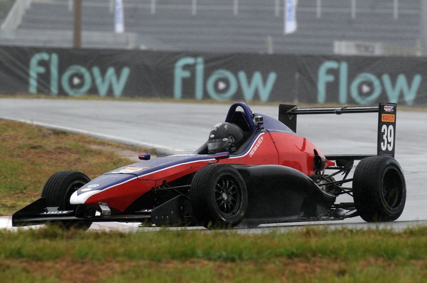 Cristian Álvez corre desde hoy la cuarta fecha de la Fórmula Renault 2.0